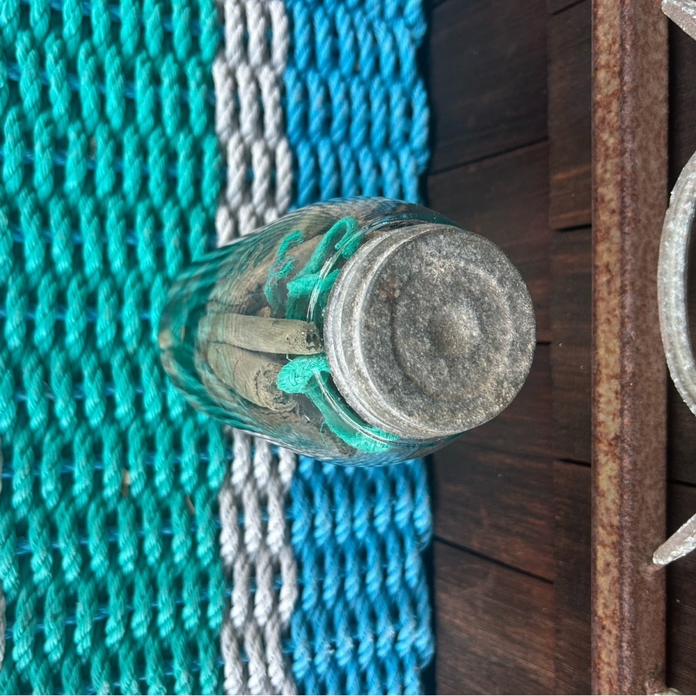 Vintage glass jar with zinc top filled with driftwood and sea rope from Montauk - Picture 9 of 10